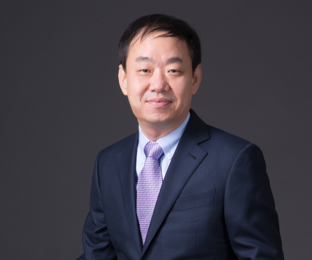 经历三次高考失败，后靠扛煤气罐起家，用30年时间赚到620亿身家
