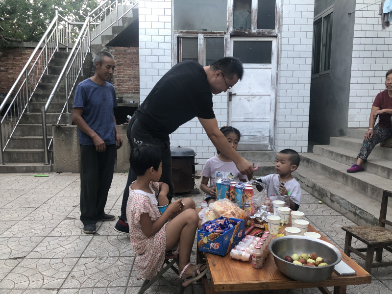 河北企业家公益联盟赴赞皇看望贫困家庭