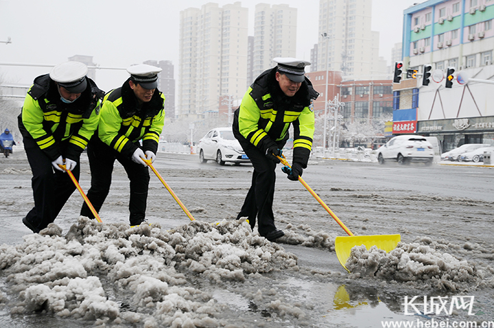 沧州：以雪为“令” 交警保道路安全畅通