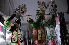 一口道尽千古事 双手对舞百万兵，唐山皮影戏越看越“上头”
